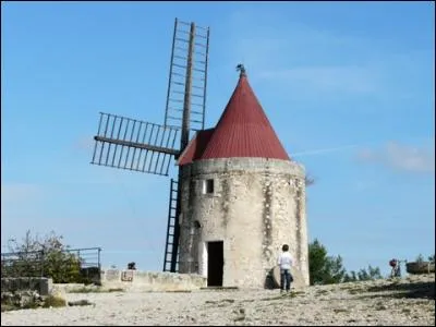 Dans quelle ville se situe ce moulin, si cher au c�ur de l'auteur des &laquo; Lettres de mon moulin &raquo; ?