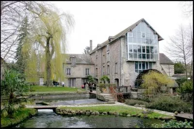 Le moulin de Dannemois &eacute;tait la propri&eacute;t&eacute; d'un chanteur c&eacute;l&egrave;bre. Il avait surnomm&eacute; ce lieu &laquo; La ferme du bonheur &raquo;. De quel chanteur s'agit-il ?