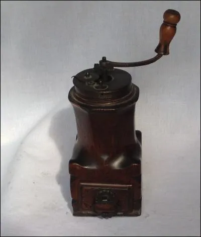 Voici un des premiers mod&egrave;les de moulin &agrave; caf&eacute; de confection artisanale sign&eacute; Martin, m&eacute;langeant ferronnerie et &eacute;b&eacute;nisterie artisanale. De quelle ville de France provient-il ?