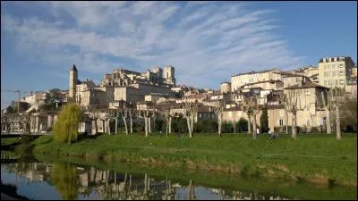 Auch est réputée pour ses spécialités comme le foie gras ou le floc de Gascogne. Qui sont ses habitants ?