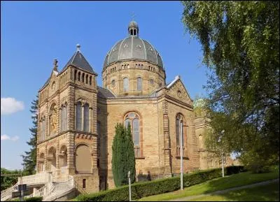 A Saint-Avold on admire la beauté de la basilique Notre-Dame-du-Bon-Secours. les habitants s'appellent...