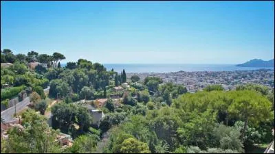 A deux kilomètres de la Méditerranée, Le Cannet est entouré de pins, oliviers et orangers. Comment s'appellent ses habitants ?