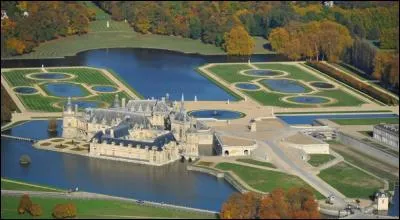 Chantilly, située dans l'Oise, était appréciée pour son festival de feux d'artifice. Ses habitants sont...
