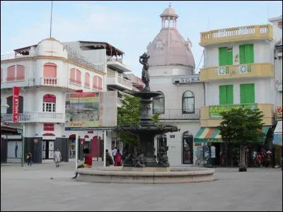 Où se situe l'aéroport Pôle Caraïbes, le seul aéroport guadeloupéen capable d'accueillir des avions long-courriers ?