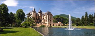 Le château de cette commune de l'Isère fut, durant plus d'un siècle, une des résidences officielles du président de la République française. Quelle est cette ville située dans la vallée de la Romanche, sur la route Napoléon ?