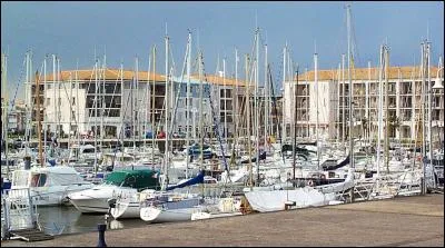 Construite en 1666 pour accueillir le premier arsenal du royaume de France, quelle ville de Charente-Maritime a toujours connu une présence militaire importante ?