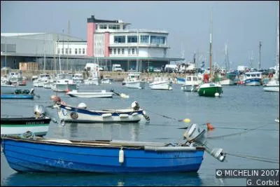 Quelle commune du Finistère garde encore la réputation d'un grand port sardinier ?