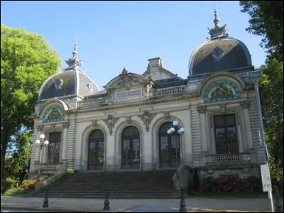 Quelle ville du Finistère, renommée pour sa faïence fabriquée dans le quartier historique de Locmaria, est la ville natale du poète et écrivain français Max Jacob ?