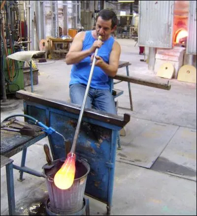 Cette commune de l'Aube connaît le travail du verre depuis l'an 1300. Où pouvez-vous visiter la Cristallerie Royale de Champagne ?