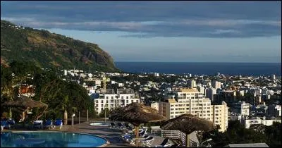 Grâce à la présence de l'aéroport de "La Réunion Roland Garros", quelle ville située au nord de l'île est la porte internationale de La Réunion ?