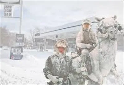 Voici un phénomène météorologique se présentant sous la forme d'une importante tempête de neige, associant grand froid, vents forts chargés de flocons de neige, réduisant la visibilité. Quel est donc ce phénomène ?