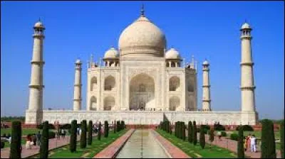 Dans quel pays se trouve le Taj Mahal ?