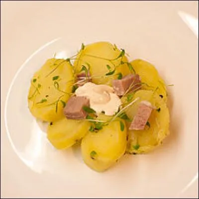 Quel ingr&eacute;dient retrouve-t-on dans la sauce souvent ajout&eacute;e &agrave; la salade cauchoise ?