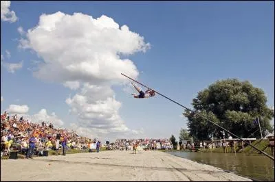 C'est un plat pays où, à défaut de collines à escalader, on saute les canaux avec des perches ! Où donc ?