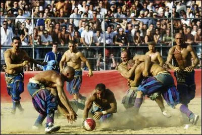Sont-ce vraiment les Anglais qui ont inventé le football ? On joue au "calcio storico" depuis des siècles à ---- (Complétez ! )