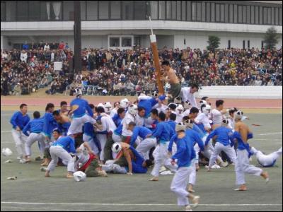 Au jeu du bo-taoshi deux équipes s'affrontent. L'une protège le pieu et celui qui est dessus, l'autre doit le faire tomber. Combien y a-t-il de Japonais par équipe ?