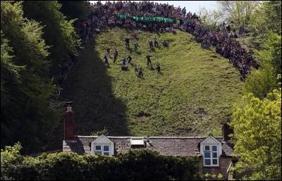 Chaque participant doit dévaler cette pente en souriant, aussi vite que le fromage qui y est lancé. Comment appelle-t-on ce jeu britannique ?