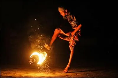Il suffit d'enflammer une noix de coco et de jouer au foot avec... Il paraît aussi que dans ce pays, on en aurait fait une danse ! Quel est ce pays ?