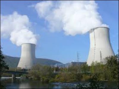 Qu'est-ce qui s'évapore des imposantes cheminées d'une centrale nucléaire ?