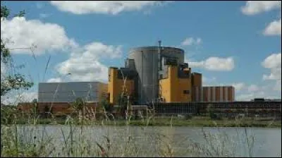 Quel est le nom de cette centrale nucléaire en démantèlement se trouvant dans la région Rhône-Alpes ?