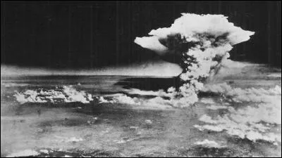 Quel groupe interprète la chanson dont le titre "Enola Gay" fait référence au Boeing B-29 Superfortress qui largua une bombe atomique sur Hiroshima en 1945 ?