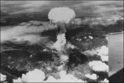 Quelle autre ville japonaise fut touchée par une autre bombe atomique larguée le 9 août 1945 ?