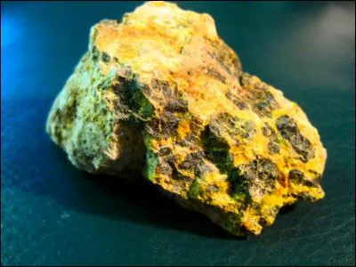 Quel est le carburant principal utilisé dans une centrale nucléaire ?