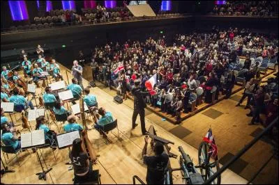 Durant le concert, Hector passe 1/4 du temps à dormir, 1/3 du temps à lutter contre le sommeil et le reste à écouter. Quelle fraction de l'oeuvre Hector écoute-t-il ?