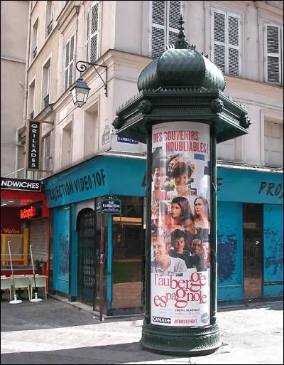 Comment appelle-t-on un édicule cylindrique servant à apposer les affiches publicitaires des spectacles ?