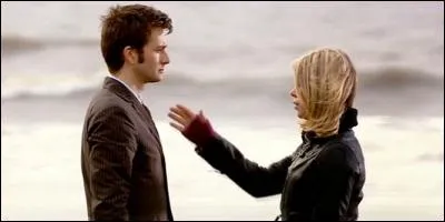 Dans quel épisode de quelle saison le docteur emmène-t-il Rose dans un monde parallèle ?