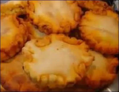 Quelle est cette spécialité faite de pâte à pain que l'on garnit de calamars, poulpes, seiches, coupés plus ou moins finement et que l'on relève d'une sauce tomate pimentée ?