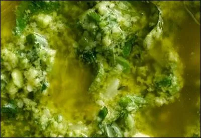 Voici une liste d'ingrédients : Ail, basilic, cerfeuil, ciboulette, échalotes, estragon, huile d'olive, jus de citron, persil, poivre, sel, tomates. Quelle sauce allez-vous faire ?