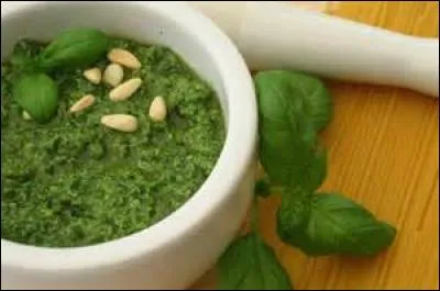 On met du persil dans la sauce pesto dont l'ingrédient principal est le basilic.