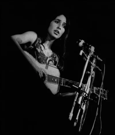 Retrouvez-la sur cette photo. Elle chantait "The house of the rising sun", quel est le nom de cette chanteuse de légende ?