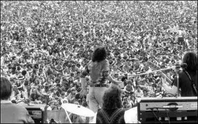 Par qui fut écrite la chanson "With a little help from my friends", mondialement popularisée à Woodstock par un autre interprète ?