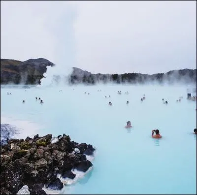 Le "Lagon bleu" recèle des eaux chaudes en Islande. Quelle est sa température ?