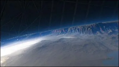 Le canyon Zhemchug atteint une profondeur de prêt de 2 km : il est visible même de l'espace. Où se situe-t-il ?