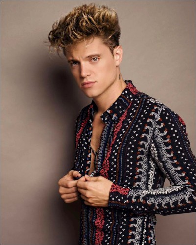 Comment s'appelle le personnage que joue Lionel Ferro dans cette série ?