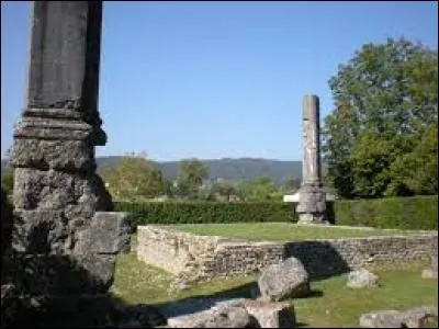 Combien de colonnes reste-t-il du temple romain d'Izernore ?