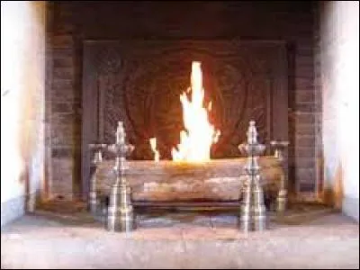 Comment appelle-t-on les accessoires de foyer en métal souvent placés par paire et servant à soutenir les bûches ?