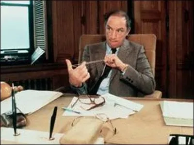 Finissons en beauté avec une insulte classique anglaise servie par Pierre Elliot Trudeau en 1971 criée en pleine chambre à tous les députés de l'opposition :  Fuck off. Quels sont les mots que Trudeau a ensuite prétendu dire à la conférence de presse et dont nous cherchons encore la signification 50 ans plus tard ?