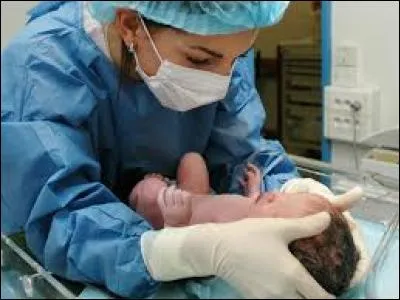 Par où la sage-femme l'a-t-elle attrapé ?