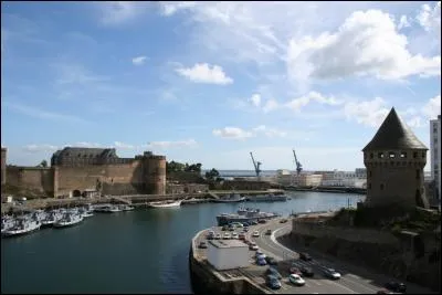 C'est, depuis plusieurs siècles, le grand port militaire sur l'Atlantique. Il s'agit de :