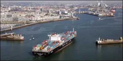 Pendant un siècle, c'était le grand port de passagers pour les voyages transatlantiques. Aujourd'hui, c'est le premier port français pour le trafic des conteneurs, avec la moitié du trafic national.