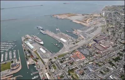 Ce port est une grande base militaire sur la Manche depuis plusieurs siècles. Son arsenal construit des sous-marins. Il s'agit de :