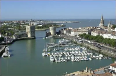 Port sur l'Atlantique, au riche passé, c'est aujourd'hui aussi un grand port de plaisance. Il s'agit de :