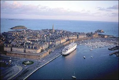 Ancien port de corsaires et de commerce avec l'Amérique, c'est aujourd'hui surtout un port de plaisance. Il s'agit de :