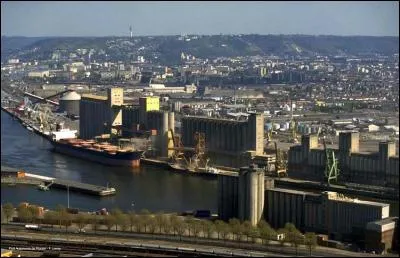 Bien qu'éloigné du littoral, c'est le premier port céréalier d'Europe. Il s'agit de :