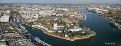 Le port et la ville ont été créés au XVIIe siècle par la Compagnie des Indes. C'est aujourd'hui le 2e port de pêche français. Il s'agit de :