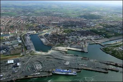 C'est le premier port pour les liaisons Transmanche. Il s'agit de :